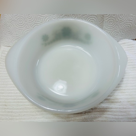 Vintage Glassbake milk glass casserole dish Daisy pattern. 1.5 quart. - Picture 2 of 4